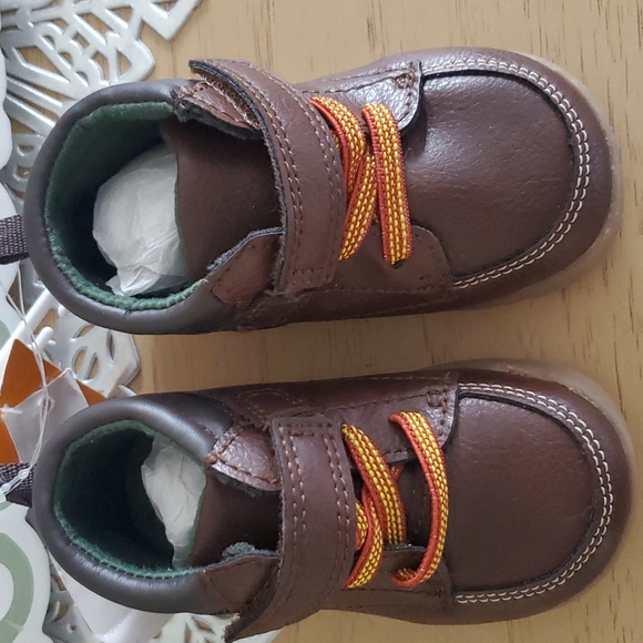 P009   Carter's Baby Shoes Low Cut Boot Brown Size 4M - Picture 3 of 5